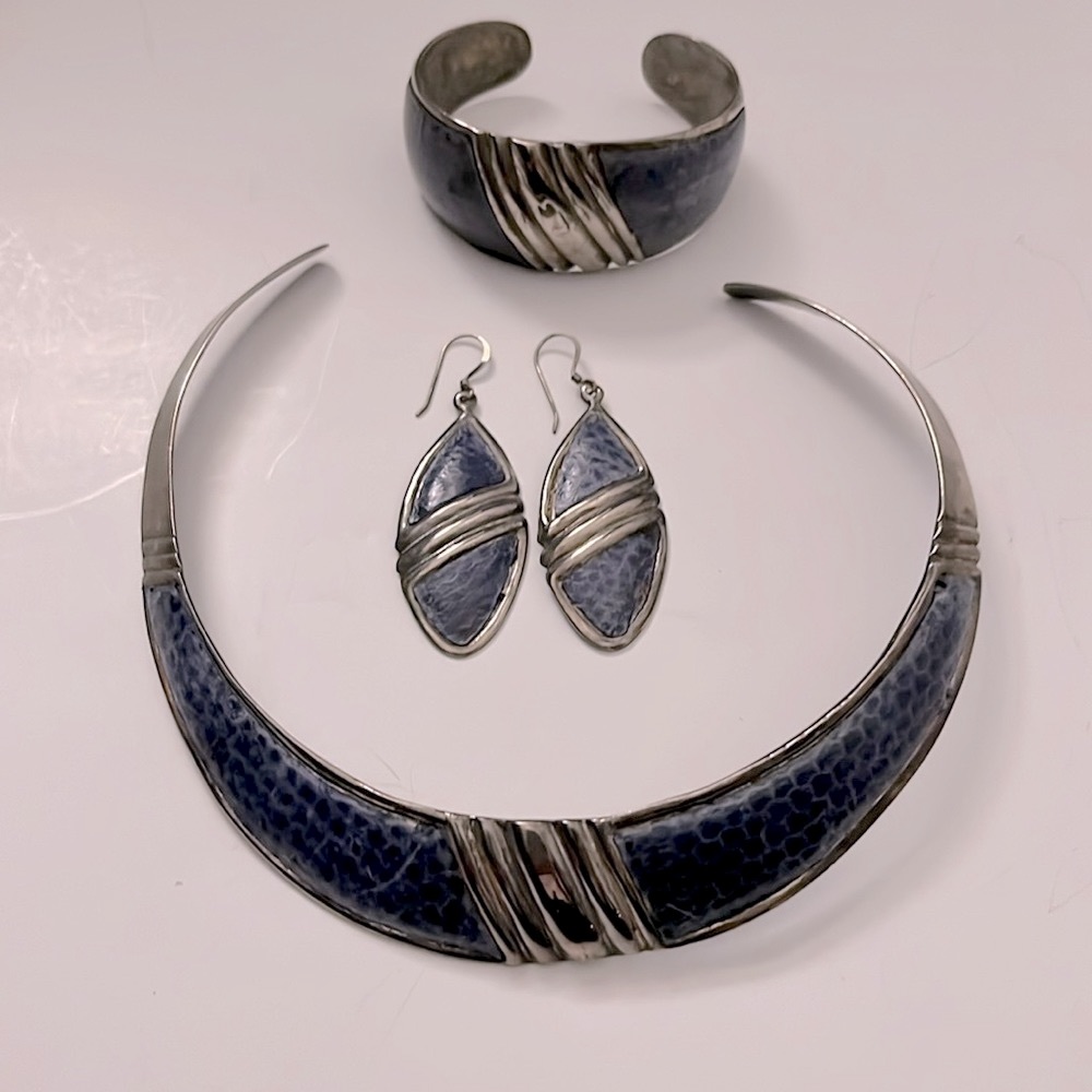 VINTAGE SET - CHOKER/BRACELET/EARRINGS SILVER TONE WITH BLUE VEGAN SNAKESKIN
